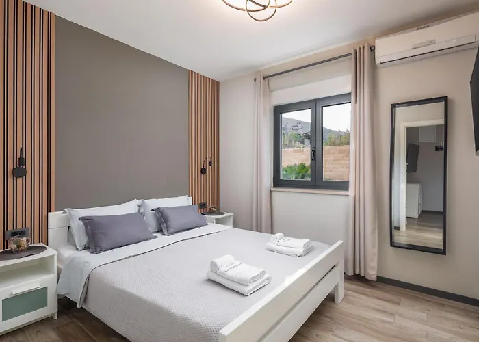 Emma On Island Pag For 14 Persons With Sea View, Wellness & Pool Heating וילה