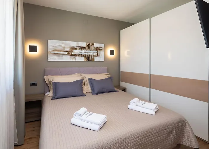 Emma On Island Pag For 14 Persons With Sea View, Wellness & Pool Heating פג
