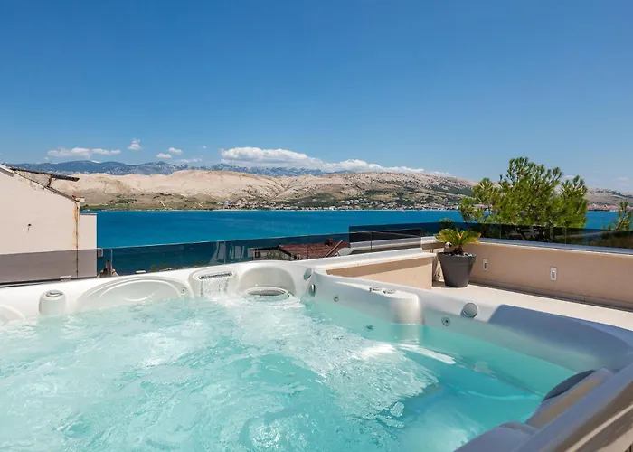 Emma On Island Pag For 14 Persons With Sea View, Wellness & Pool Heating וילה פג